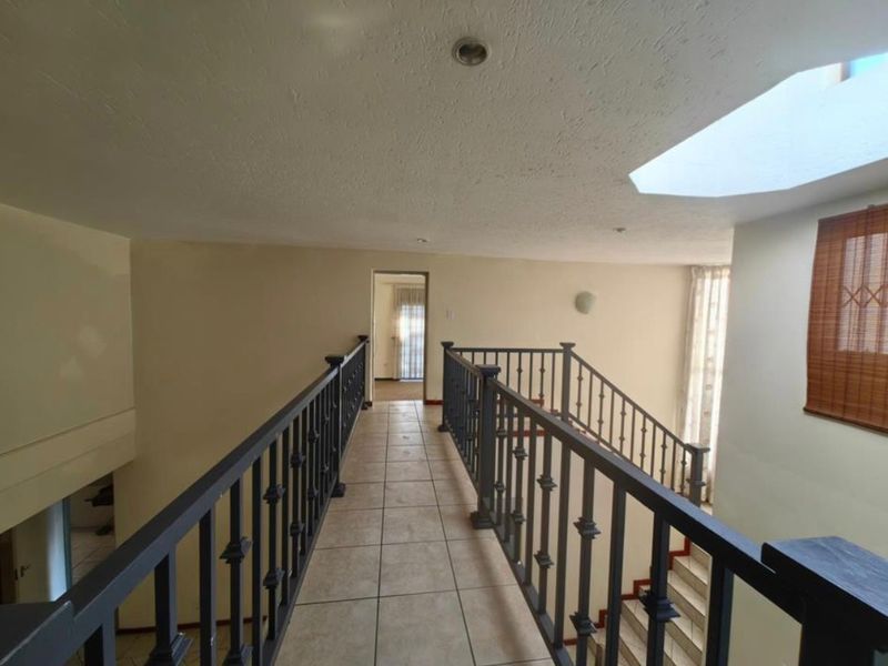 Elegant double storey family home with a pool - Photo 7