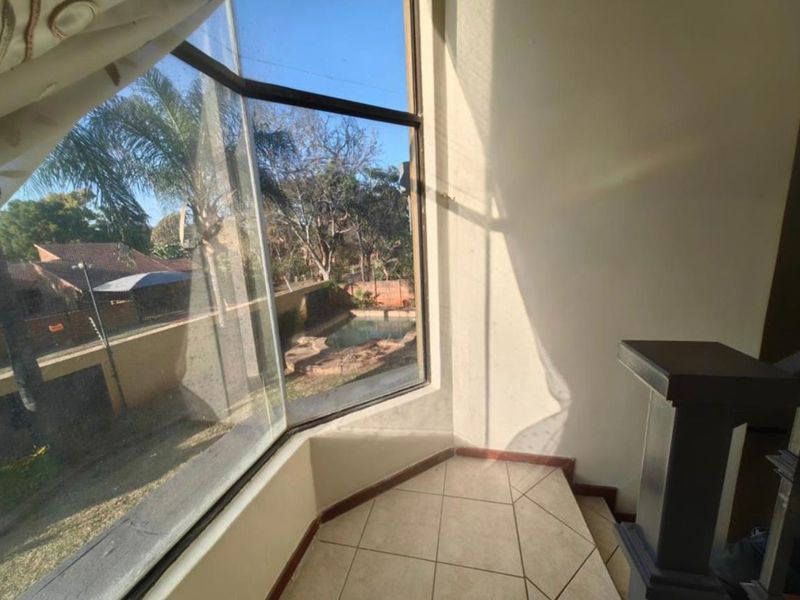 Elegant double storey family home with a pool - Photo 6