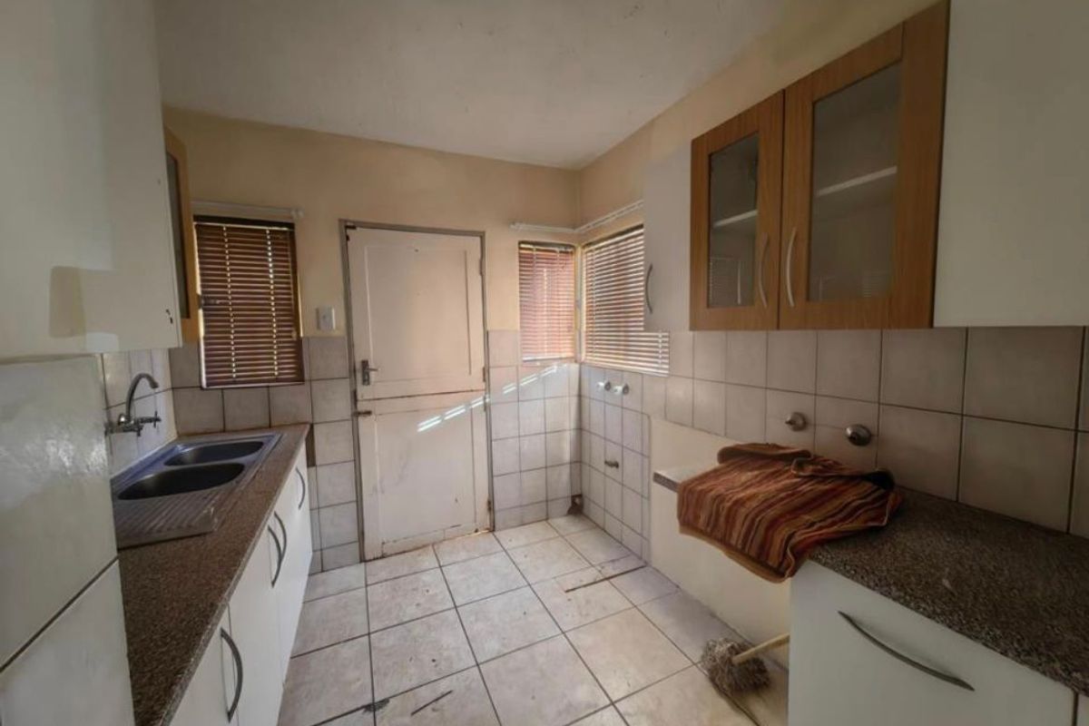 Elegant double storey family home with a pool - Photo 4