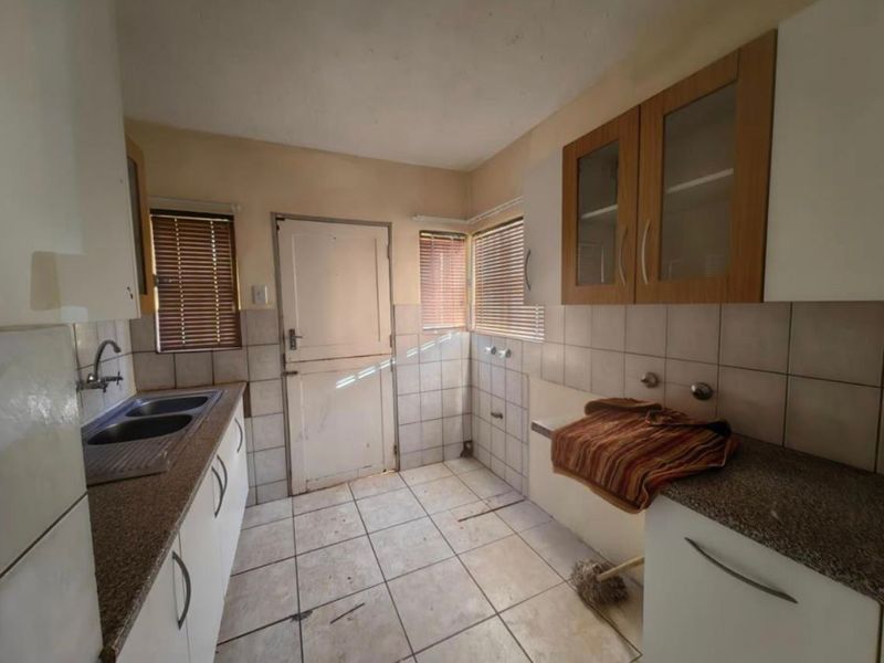 Elegant double storey family home with a pool - Photo 4