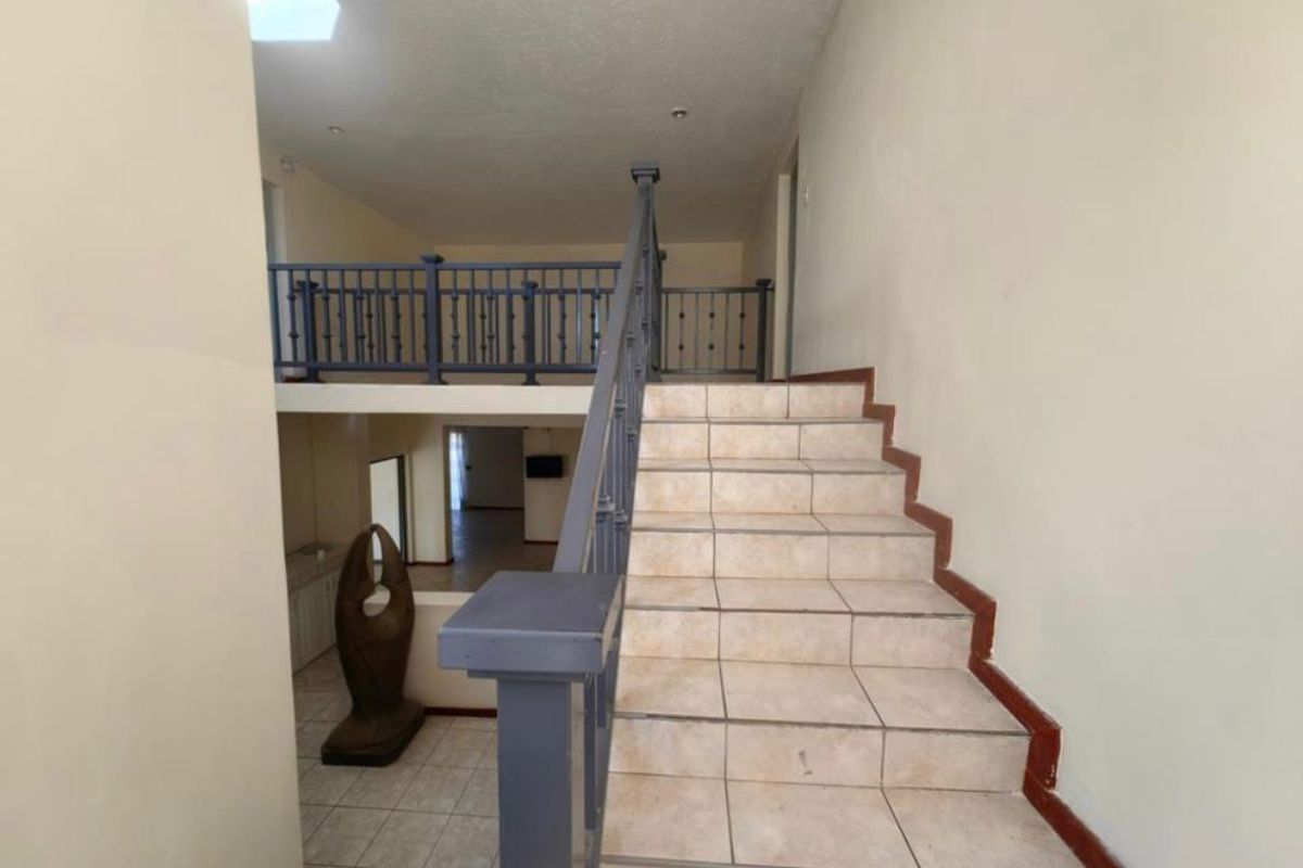 Elegant double storey family home with a pool - Photo 5