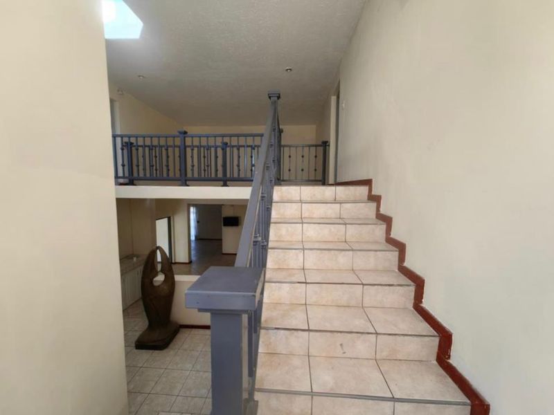 Elegant double storey family home with a pool - Photo 5