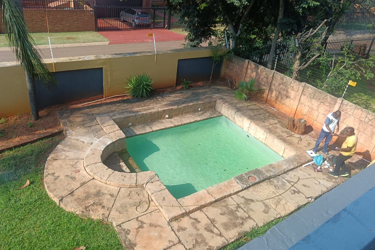 Elegant double storey family home with a pool - Photo 2