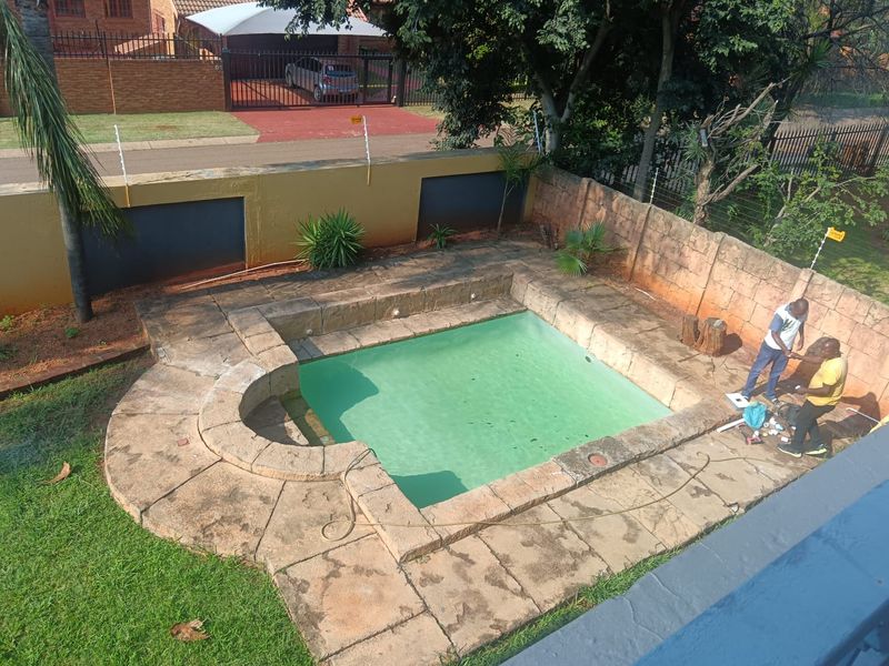 Elegant double storey family home with a pool - Photo 2