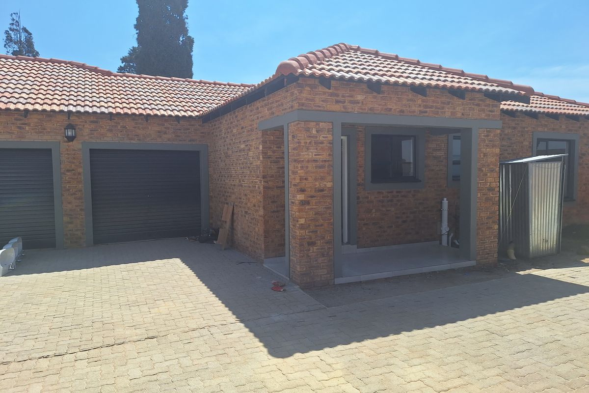 Two bedroom townhouse for sale in Riversdal - Photo 2