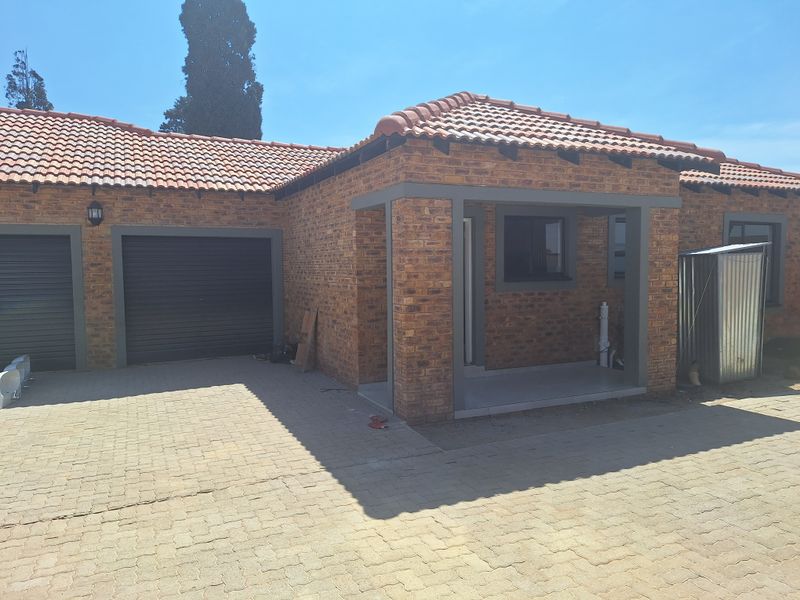 Two bedroom townhouse for sale in Riversdal - Photo 2