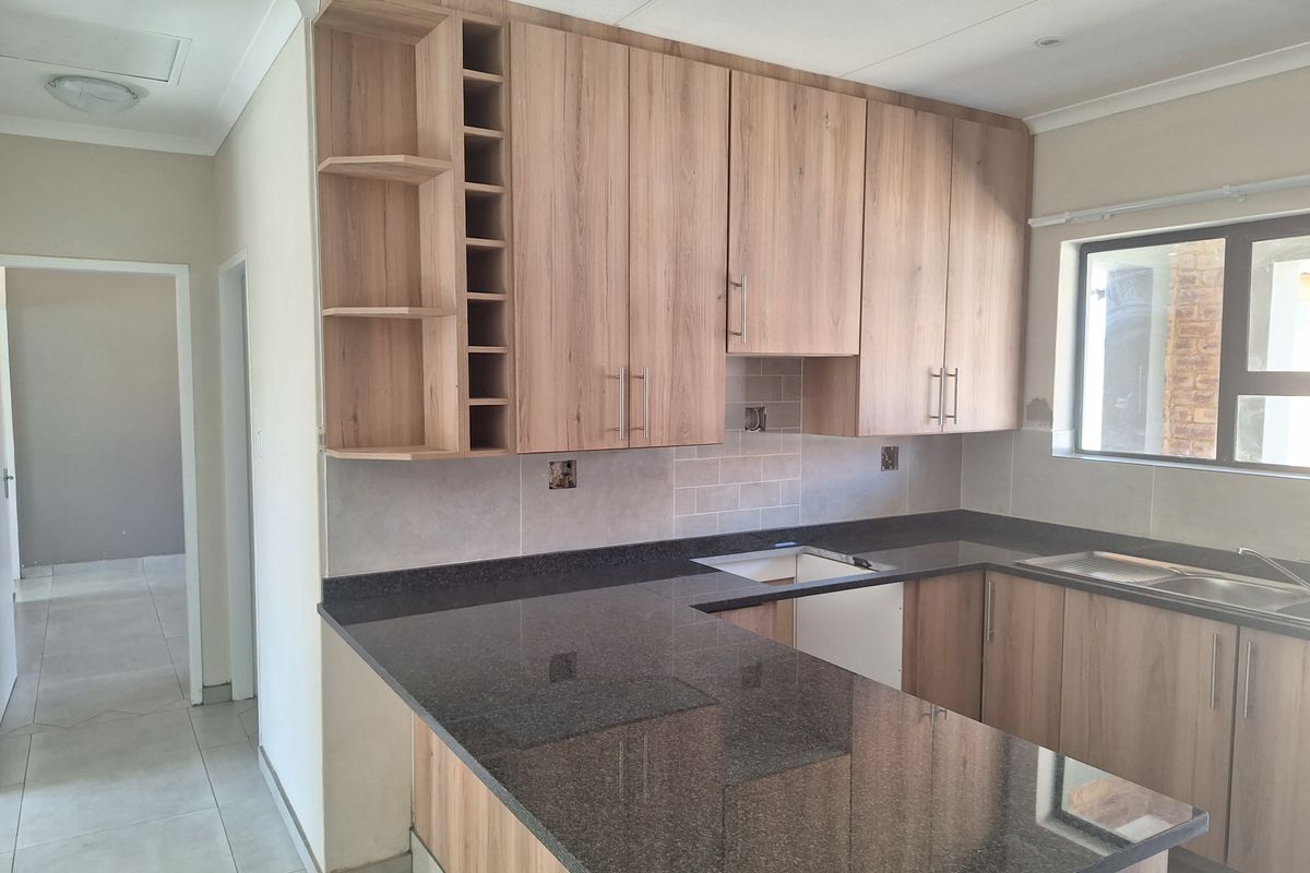 Two bedroom townhouse for sale in Riversdal - Photo 5