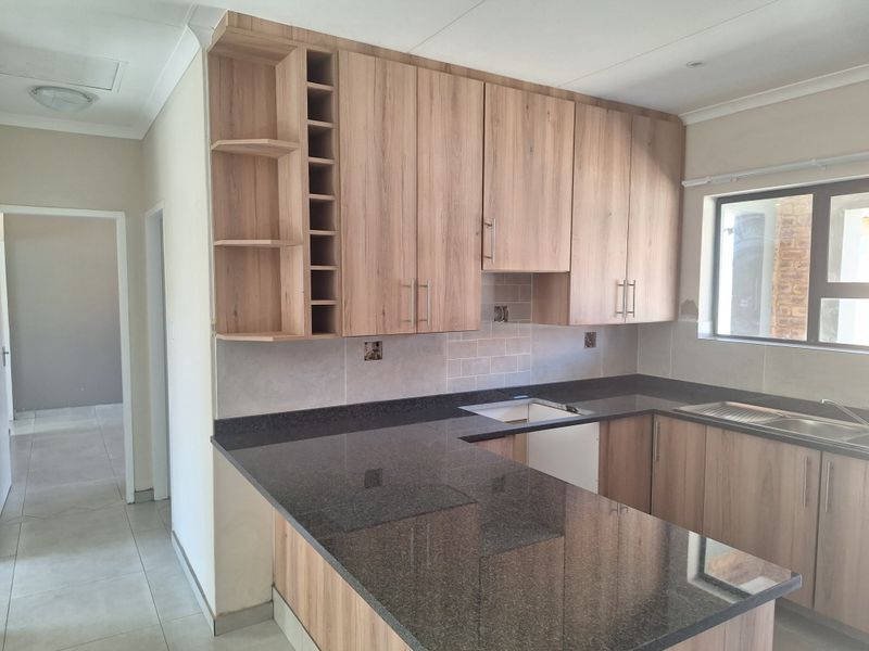 Two bedroom townhouse for sale in Riversdal - Photo 5