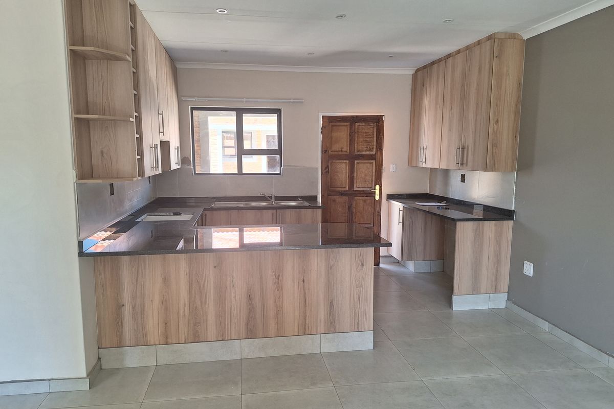 Two bedroom townhouse for sale in Riversdal - Photo 3