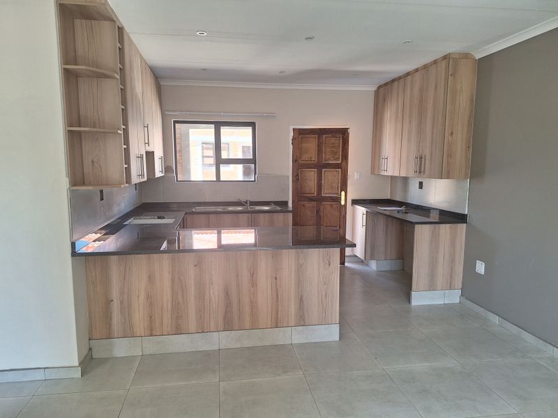 Two bedroom townhouse for sale in Riversdal - Photo 3