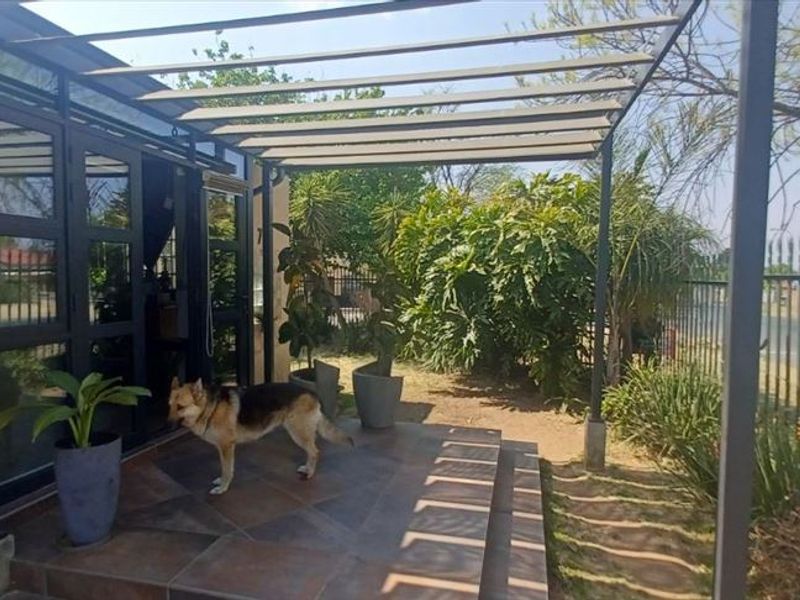 SOLAR POWERED HOME! - Photo 3