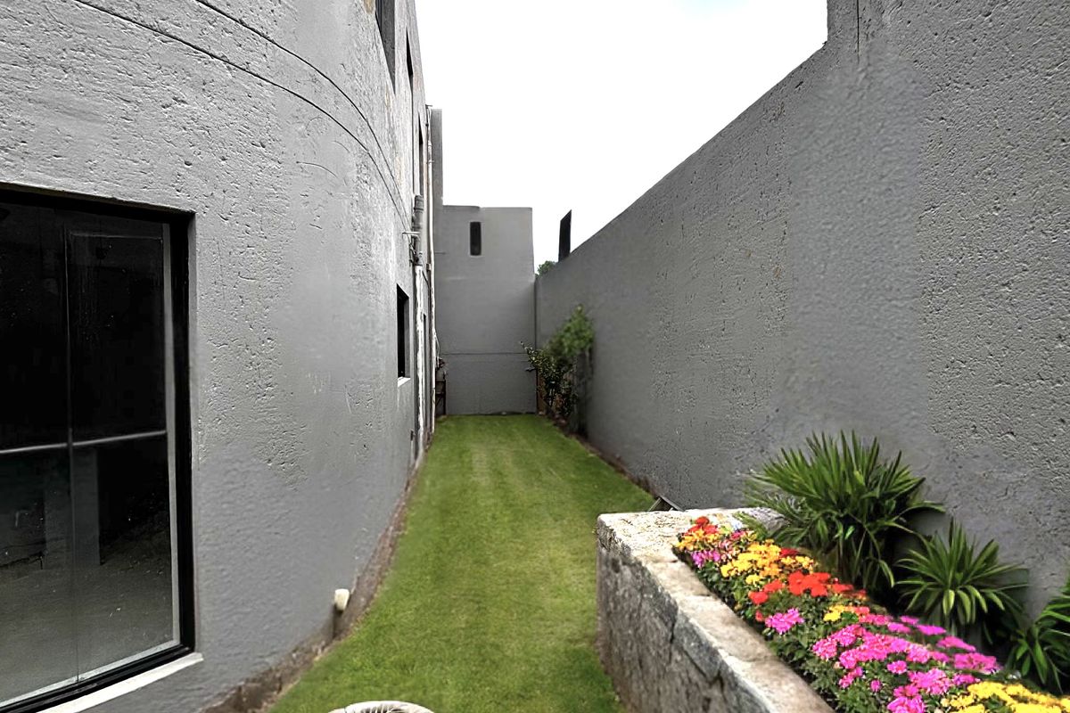 Beyond outstanding 3/4 bed - 4 GARAGED HOME !! - Photo 2