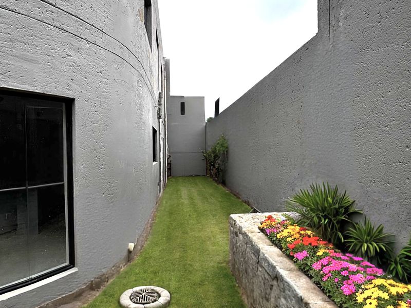 Beyond outstanding 3/4 bed - 4 GARAGED HOME !! - Photo 2