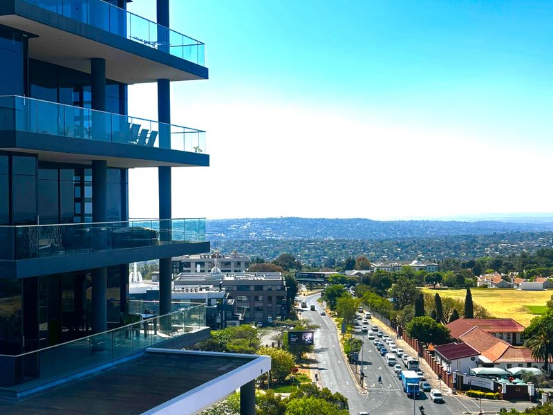 Skyline PENTHOUSE APARMENT - beyond comparison in Illovo - Photo 10