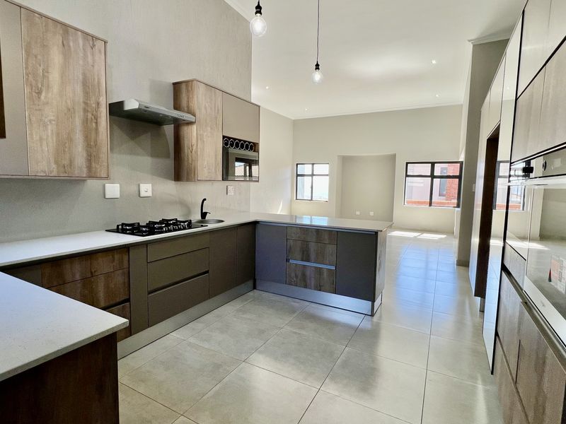 Brand New Modern Four-Bedroom Family Home – All En Suite – Prime Location - Photo 7