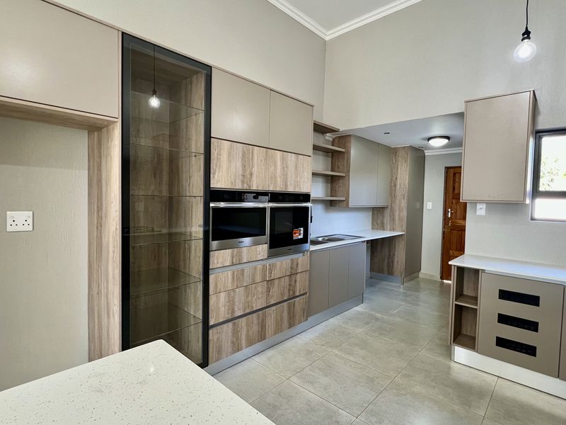 Brand New Modern Four-Bedroom Family Home – All En Suite – Prime Location - Photo 6