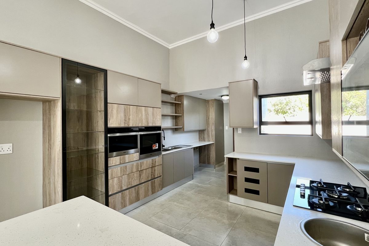 Brand New Modern Four-Bedroom Family Home – All En Suite – Prime Location - Photo 5