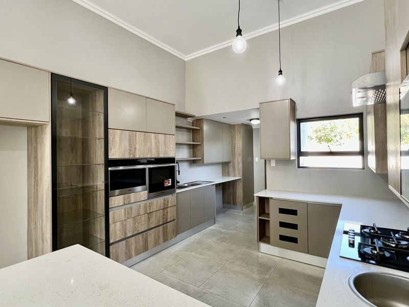 Brand New Modern Four-Bedroom Family Home – All En Suite – Prime Location - Photo 5