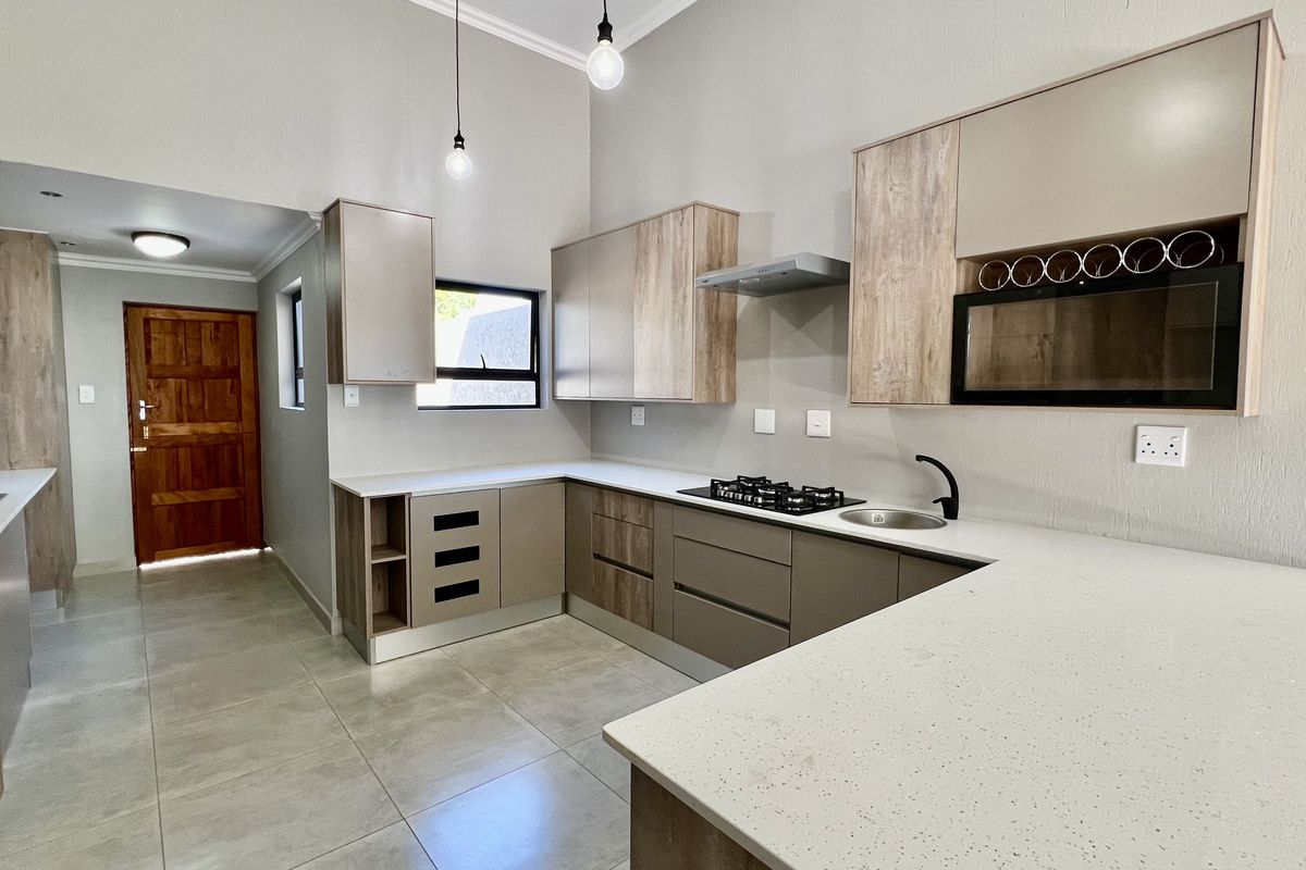 Brand New Modern Four-Bedroom Family Home – All En Suite – Prime Location - Photo 4