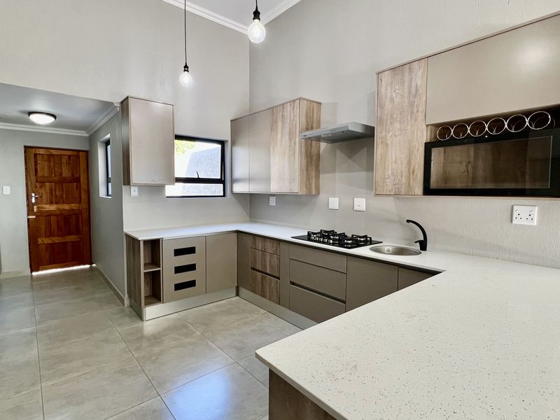 Brand New Modern Four-Bedroom Family Home – All En Suite – Prime Location - Photo 4