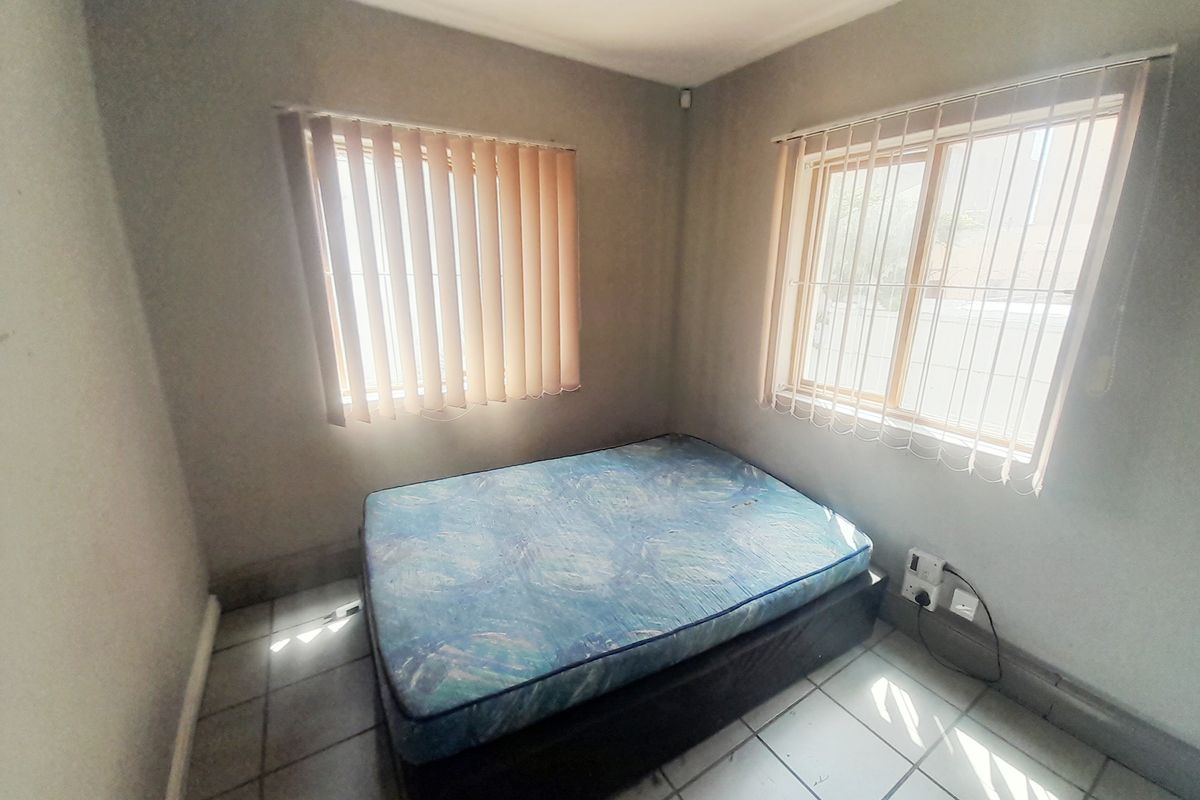 CENTRAL ROOM IN SHARED HOUSE FOR RENT - Photo 2