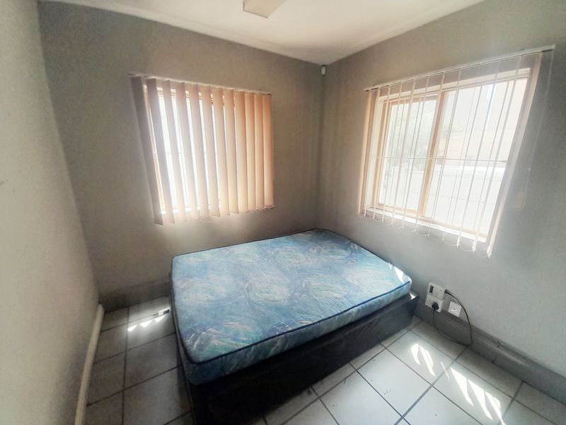 CENTRAL ROOM IN SHARED HOUSE FOR RENT - Photo 4