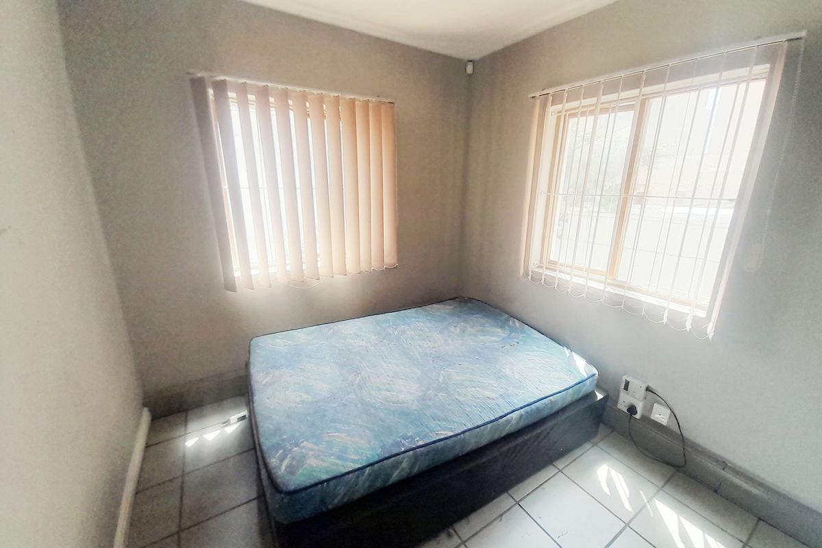 CENTRAL ROOM IN SHARED HOUSE FOR RENT - Photo 3