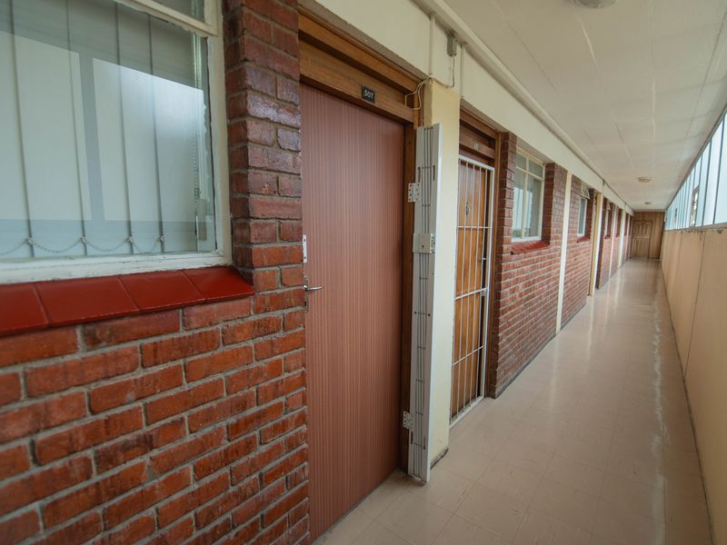 HUMEWOOD STUDIO / BACHELOR APARTMENT WITH PARKING FOR SALE - Photo 10