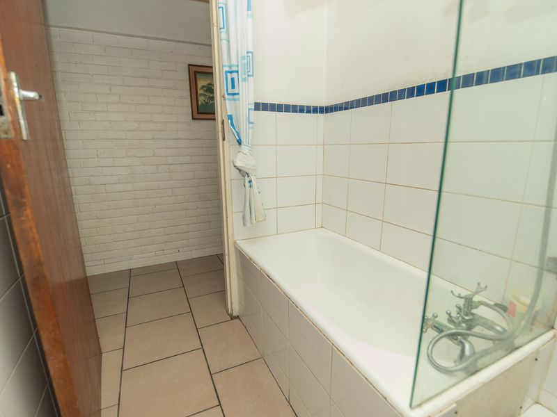 HUMEWOOD STUDIO / BACHELOR APARTMENT WITH PARKING FOR SALE - Photo 9