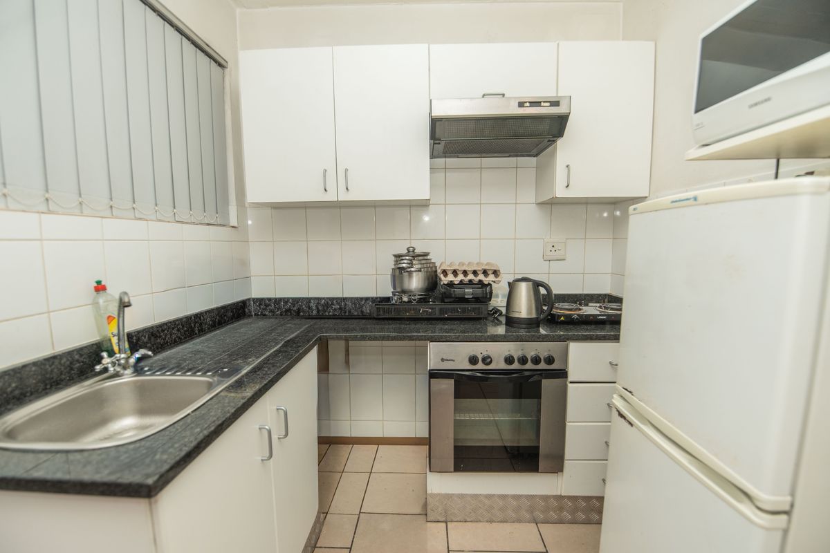 HUMEWOOD STUDIO / BACHELOR APARTMENT WITH PARKING FOR SALE - Photo 3