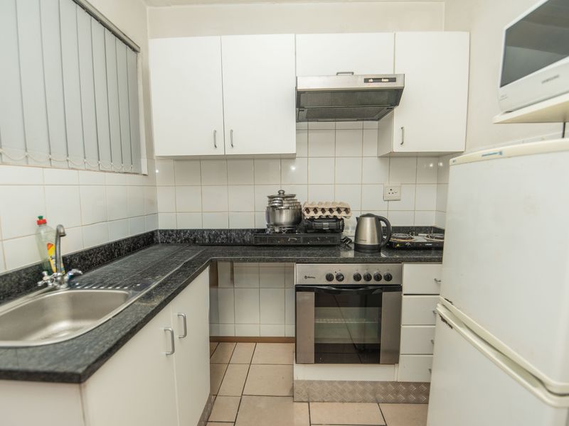 HUMEWOOD STUDIO / BACHELOR APARTMENT WITH PARKING FOR SALE - Photo 3