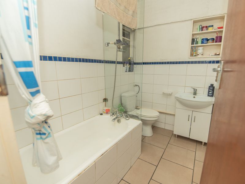 HUMEWOOD STUDIO / BACHELOR APARTMENT WITH PARKING FOR SALE - Photo 8