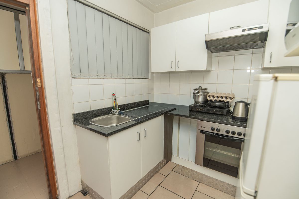 HUMEWOOD STUDIO / BACHELOR APARTMENT WITH PARKING FOR SALE - Photo 2