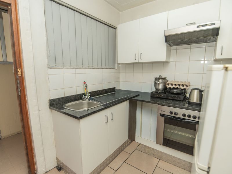 HUMEWOOD STUDIO / BACHELOR APARTMENT WITH PARKING FOR SALE - Photo 2