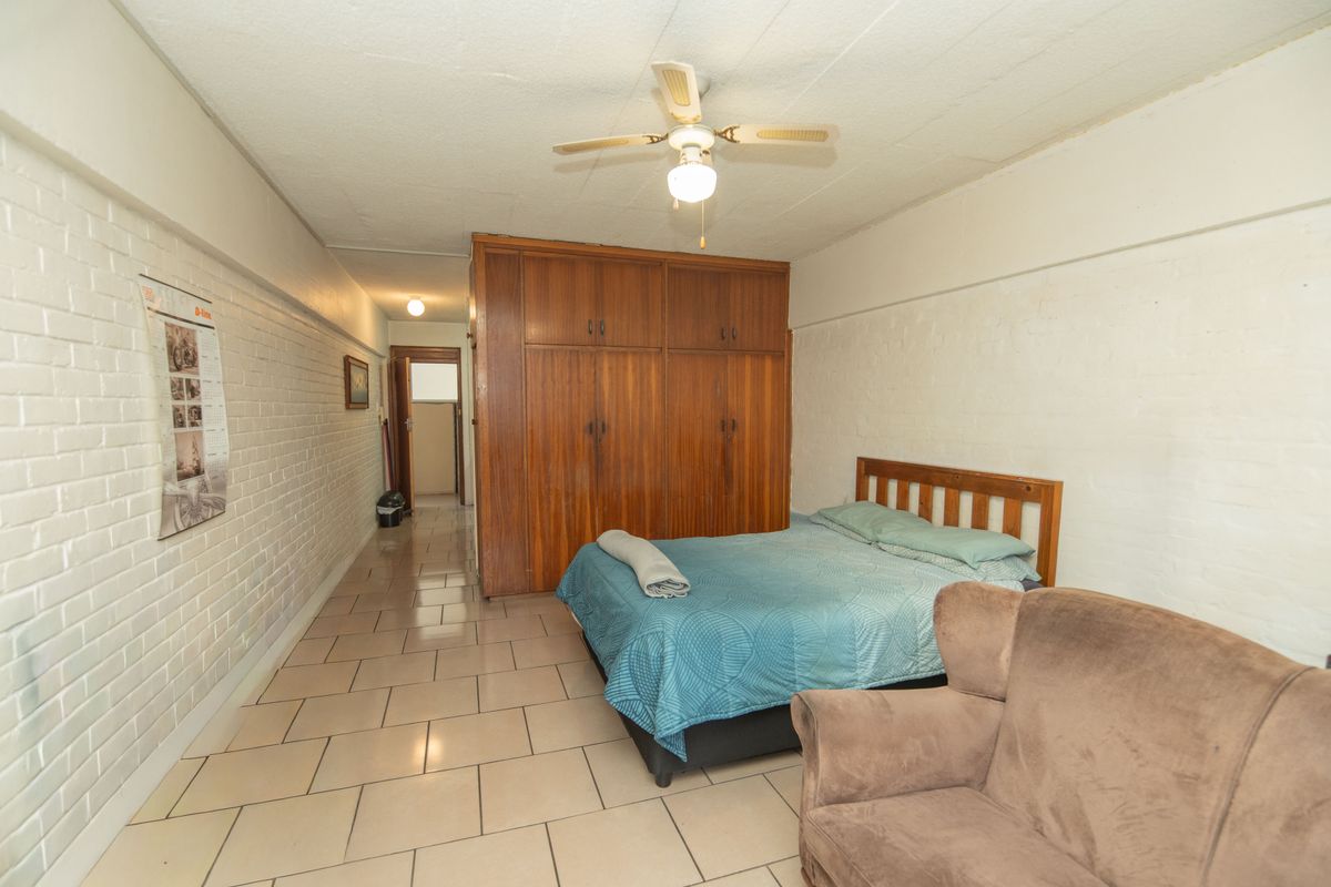 HUMEWOOD STUDIO / BACHELOR APARTMENT WITH PARKING FOR SALE - Photo 4