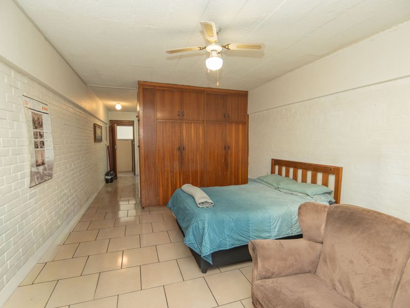 HUMEWOOD STUDIO / BACHELOR APARTMENT WITH PARKING FOR SALE - Photo 4