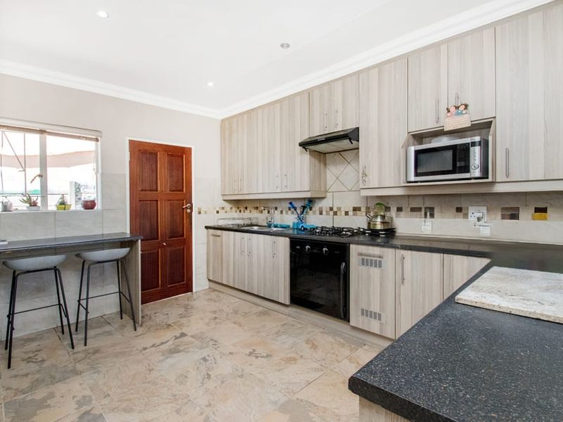 Spacious Family Home with Pool, Garden & Dream Kitchen - Photo 10