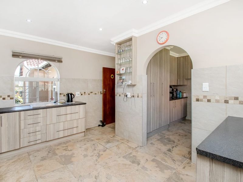 Spacious Family Home with Pool, Garden & Dream Kitchen - Photo 9