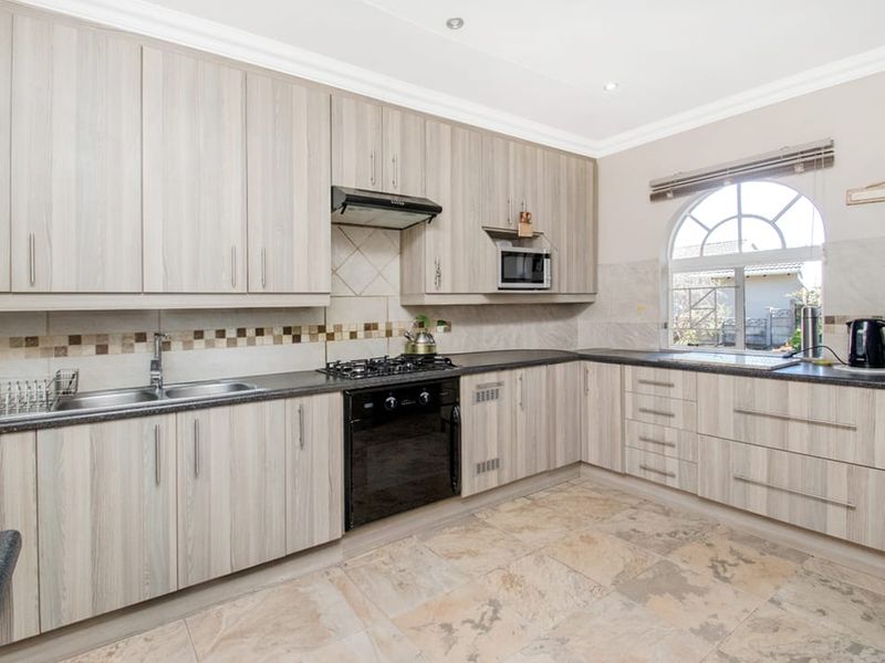 Spacious Family Home with Pool, Garden & Dream Kitchen - Photo 8