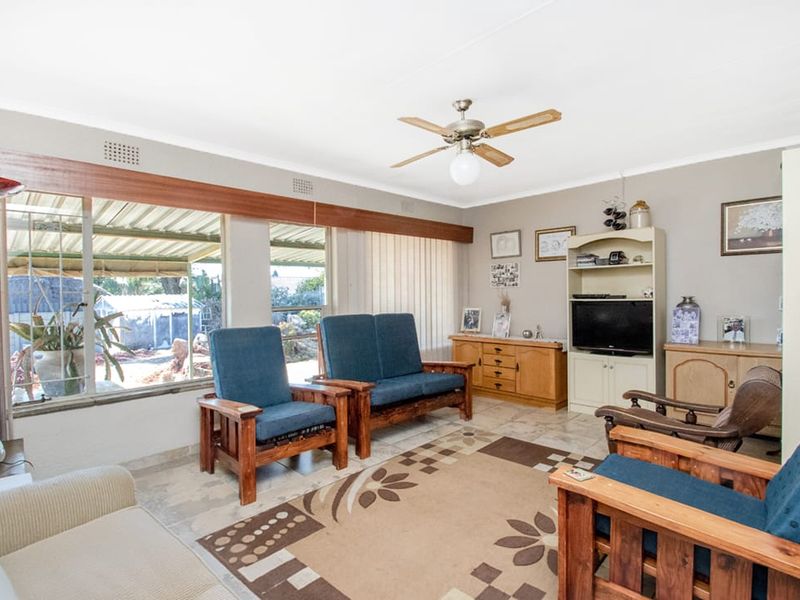 Spacious Family Home with Pool, Garden & Dream Kitchen - Photo 7