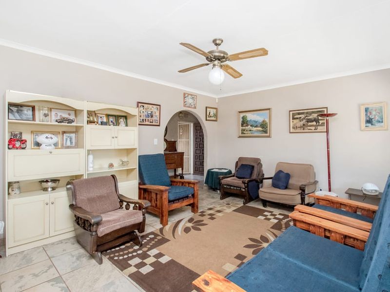 Spacious Family Home with Pool, Garden & Dream Kitchen - Photo 6