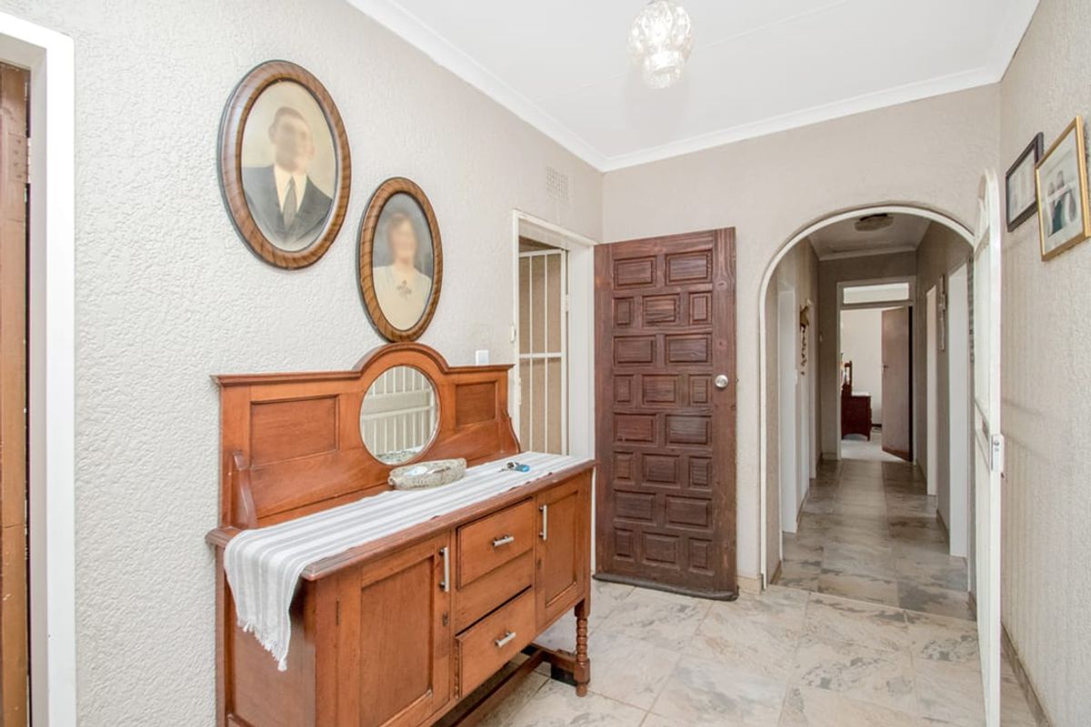 Spacious Family Home with Pool, Garden & Dream Kitchen - Photo 5