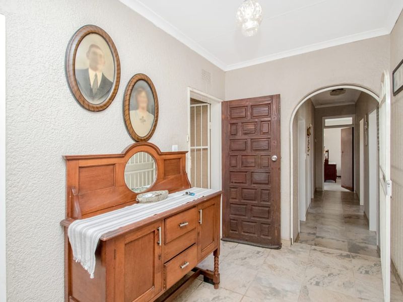 Spacious Family Home with Pool, Garden & Dream Kitchen - Photo 5