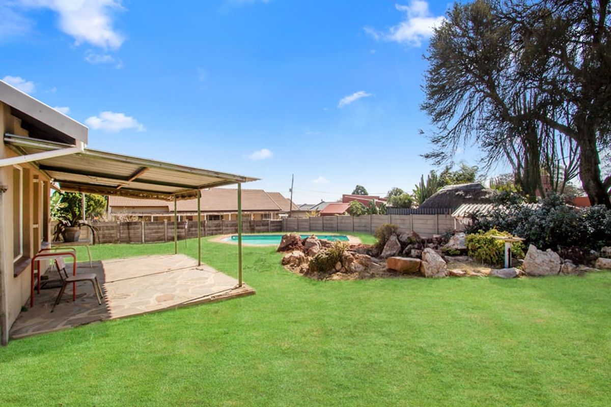 Spacious Family Home with Pool, Garden & Dream Kitchen - Photo 2