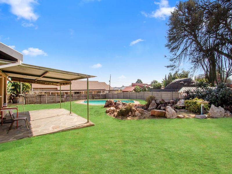 Spacious Family Home with Pool, Garden & Dream Kitchen - Photo 2