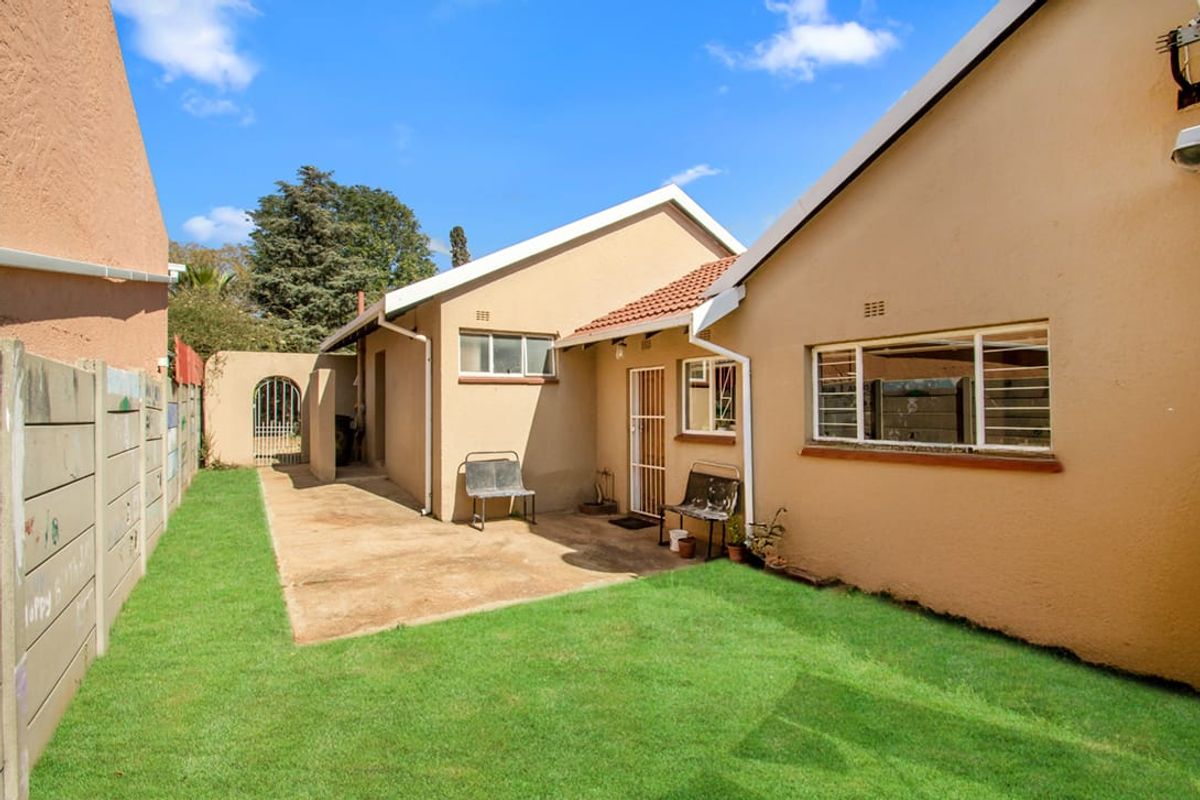 Spacious Family Home with Pool, Garden & Dream Kitchen - Photo 3