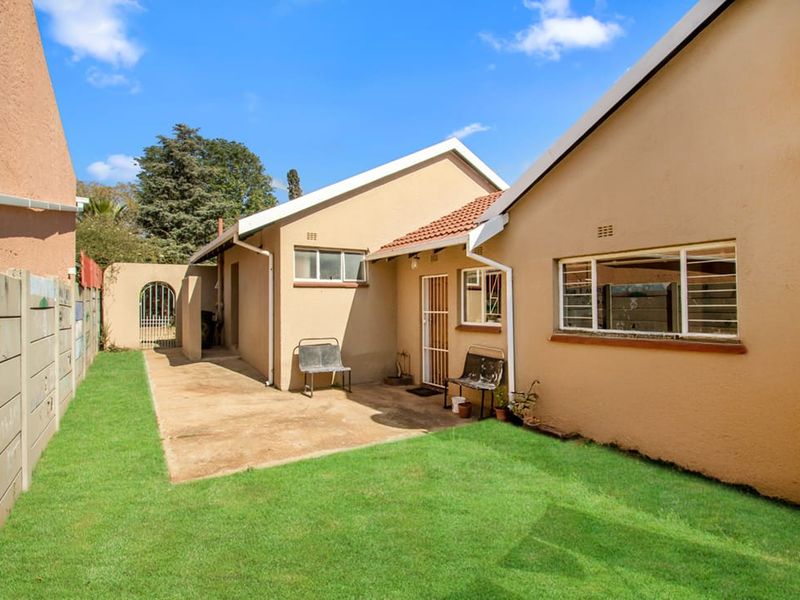 Spacious Family Home with Pool, Garden & Dream Kitchen - Photo 3