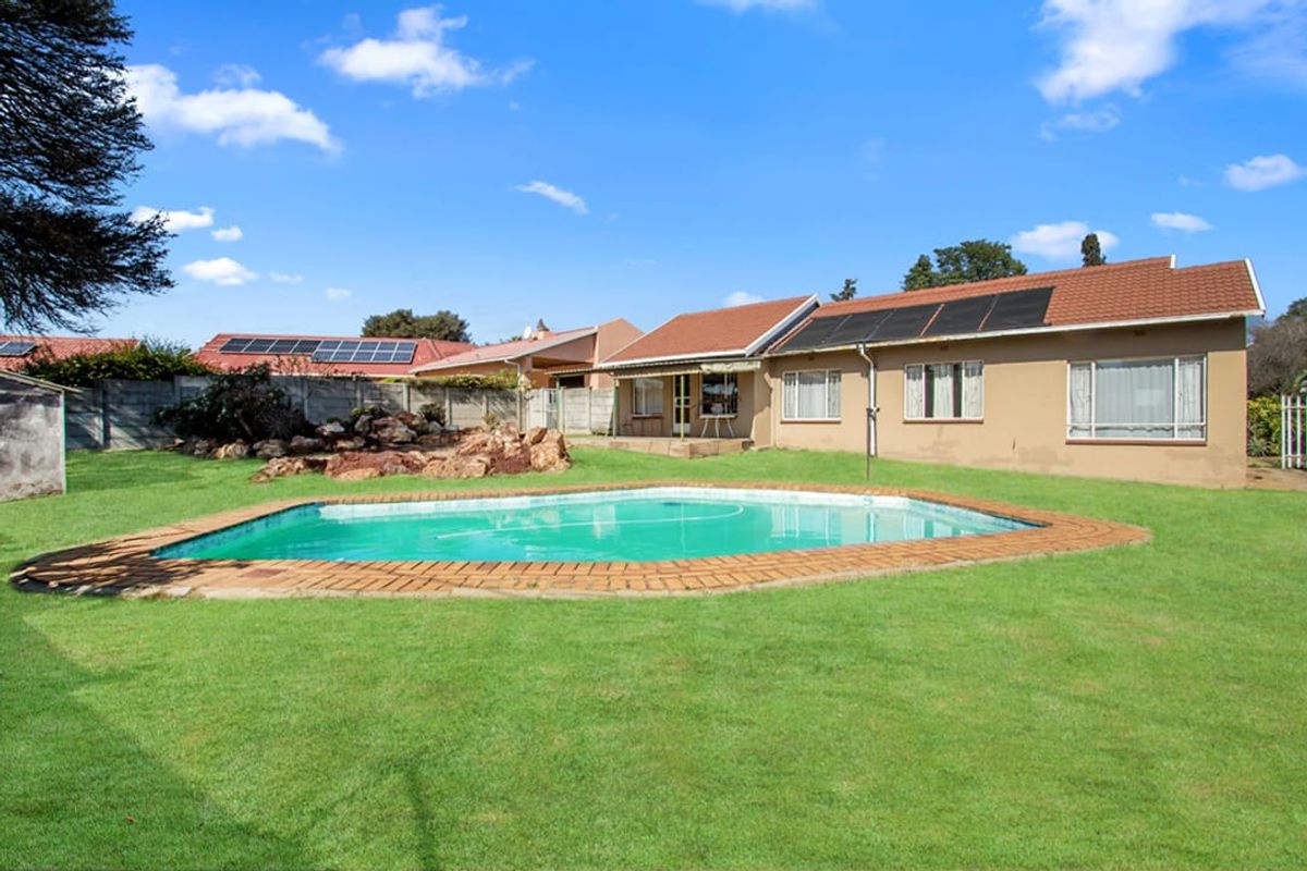 Spacious Family Home with Pool, Garden & Dream Kitchen - Photo 4