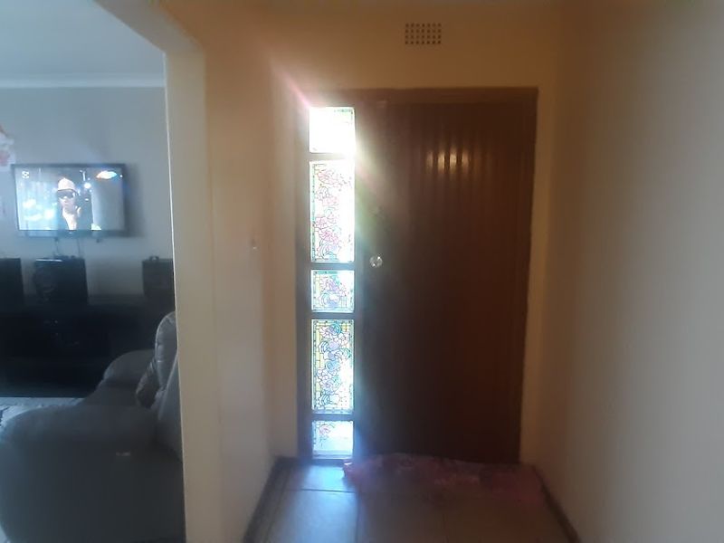 Spacious with Flatlet! - Photo 6