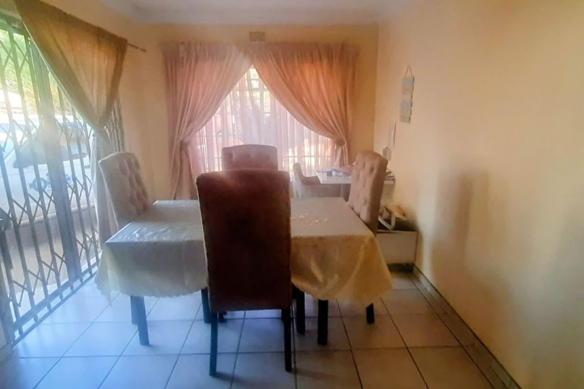 Spacious with Flatlet! - Photo 4